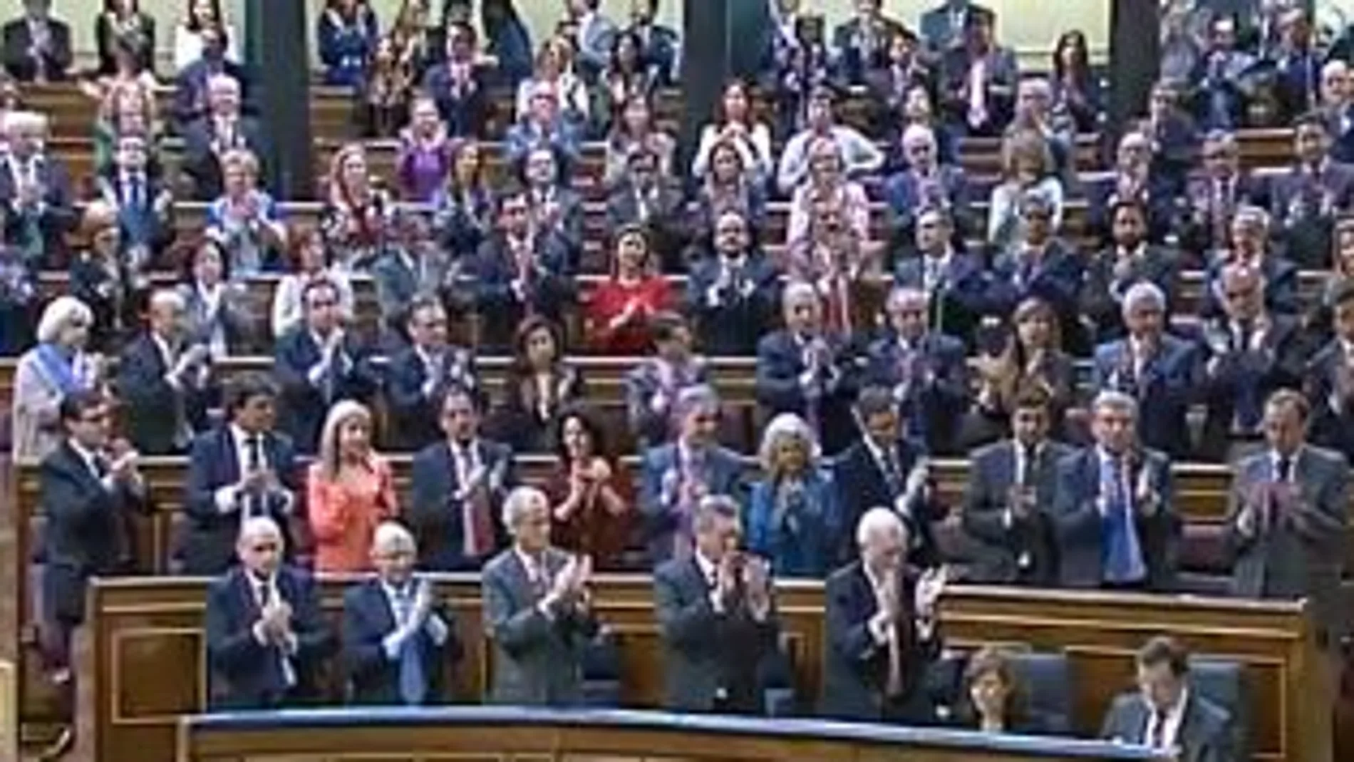 Aplausos prolongados tras la intervención de Rajoy