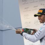 Lewis Hamilton riega con champán su victoria