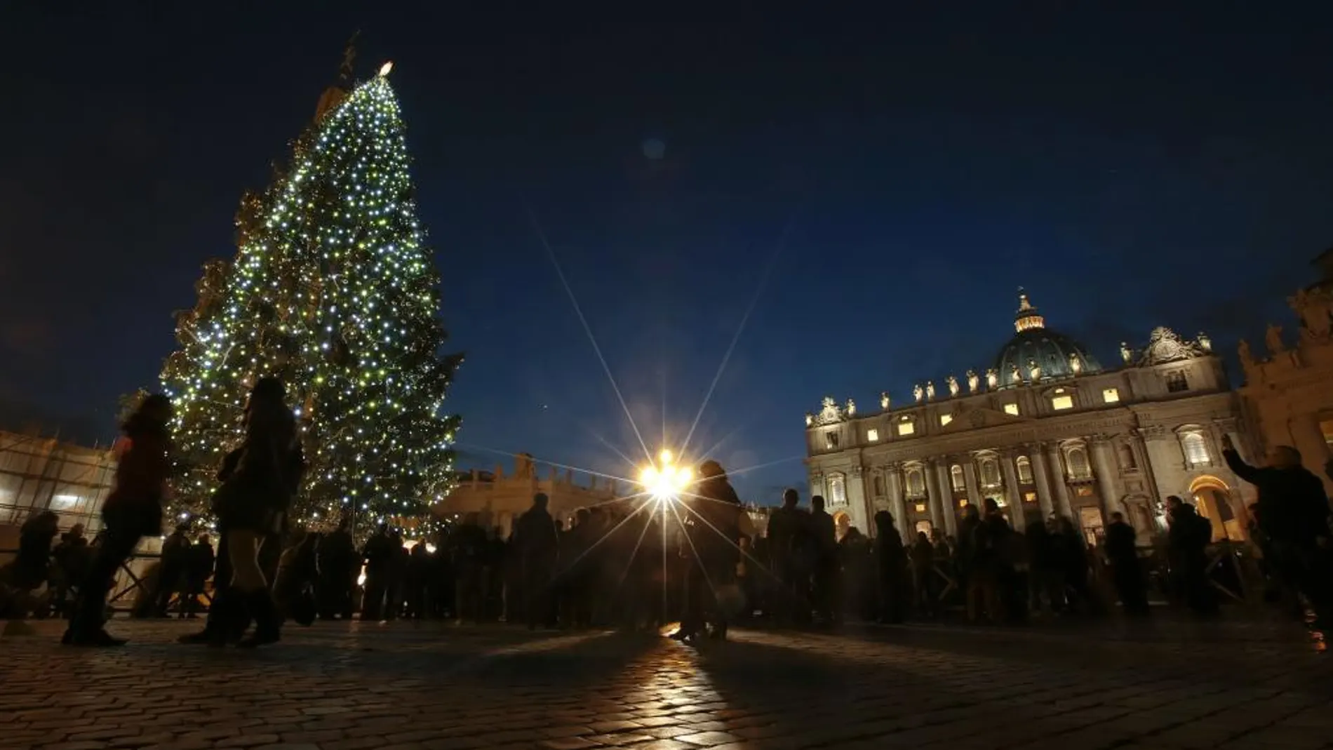 Árbol de Navidad en la plaza de San Pedro del Vaticano.