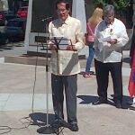 Instante cuando el embajador filipino don Carlos C. Salinas leyó su discurso, detrás don Federico Sánchez Aguilar, Comendador de la Orden de Caballeros de Rizal junto a la bandera de ese país.