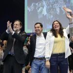 Mariano Rajoy y Juanma Moreno, la secretaria general del PP-A, Dolores Lopez y la secretaria eneral del PP, Dolores de Cospedal, saludan al comienzo del mitin de clausura de campaña electoral.