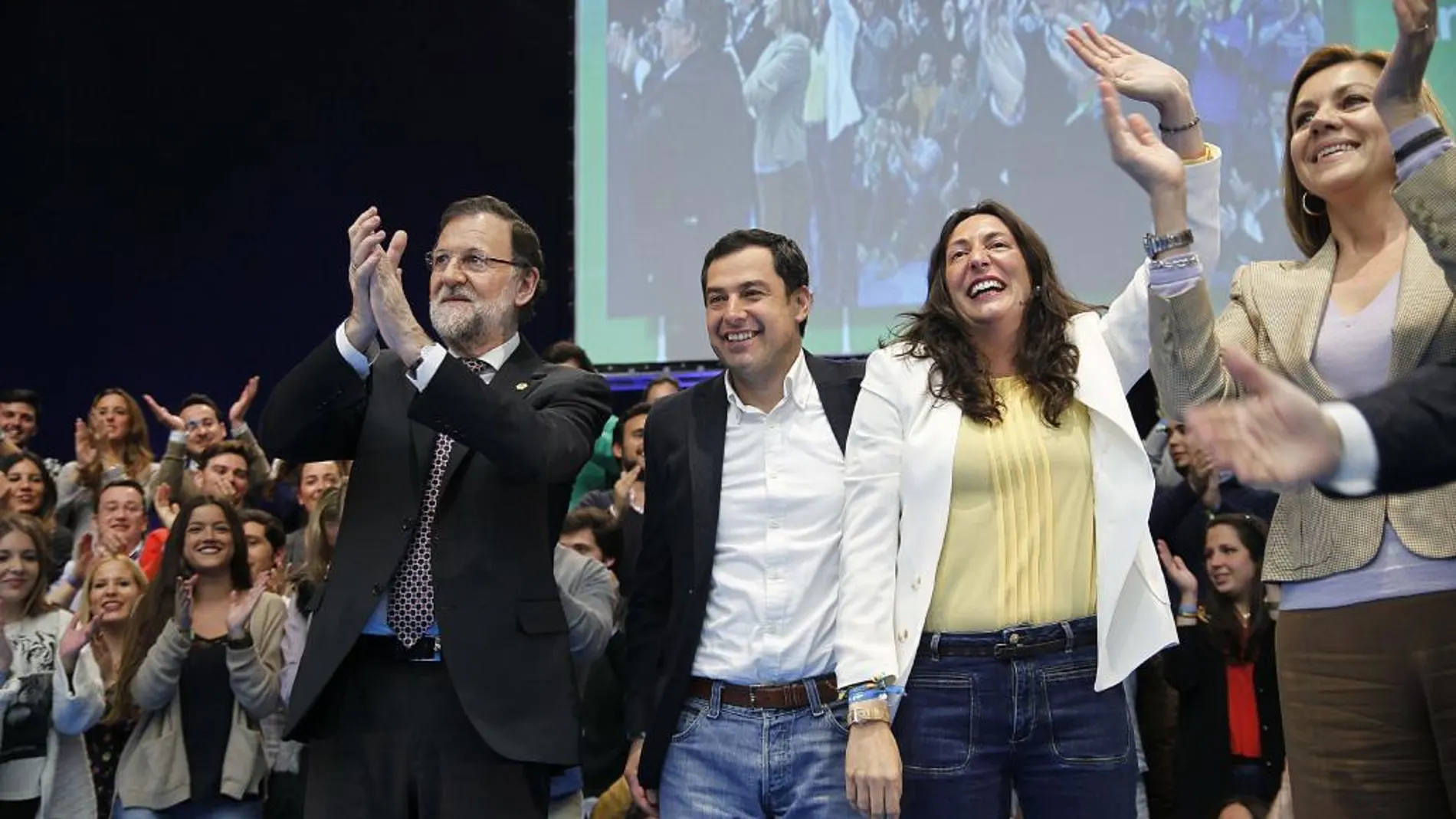 Mariano Rajoy y Juanma Moreno, la secretaria general del PP-A, Dolores Lopez y la secretaria eneral del PP, Dolores de Cospedal, saludan al comienzo del mitin de clausura de campaña electoral.