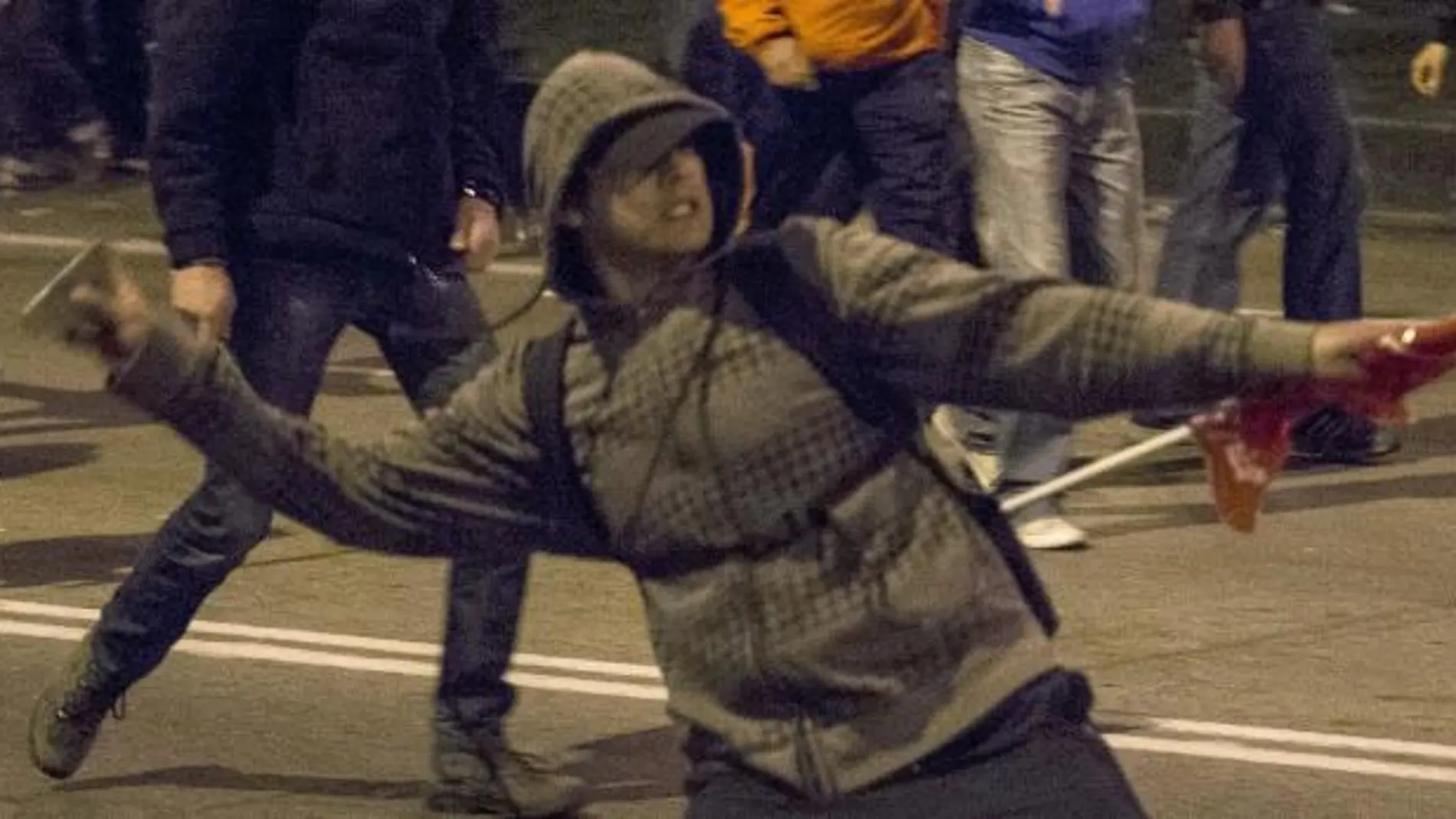 Un joven tira una piedra, al término de las marchas por la dignidad