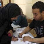 Una mujer se registra en para votar para las elecciones presidenciales, en un colegio electoral de El Cairo (Egipto)