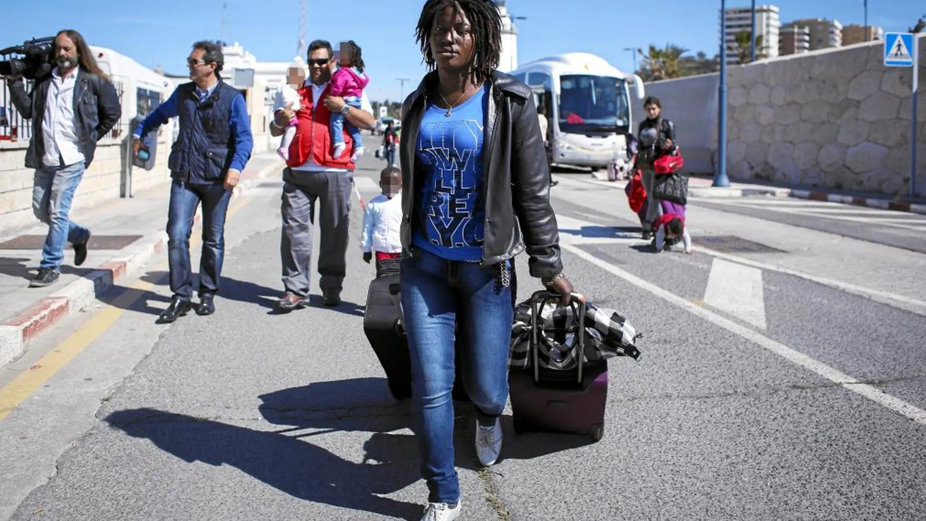 Inmigrantes del CETI de Melilla, que continúa saturado, llegan ayer al puerto de Málaga