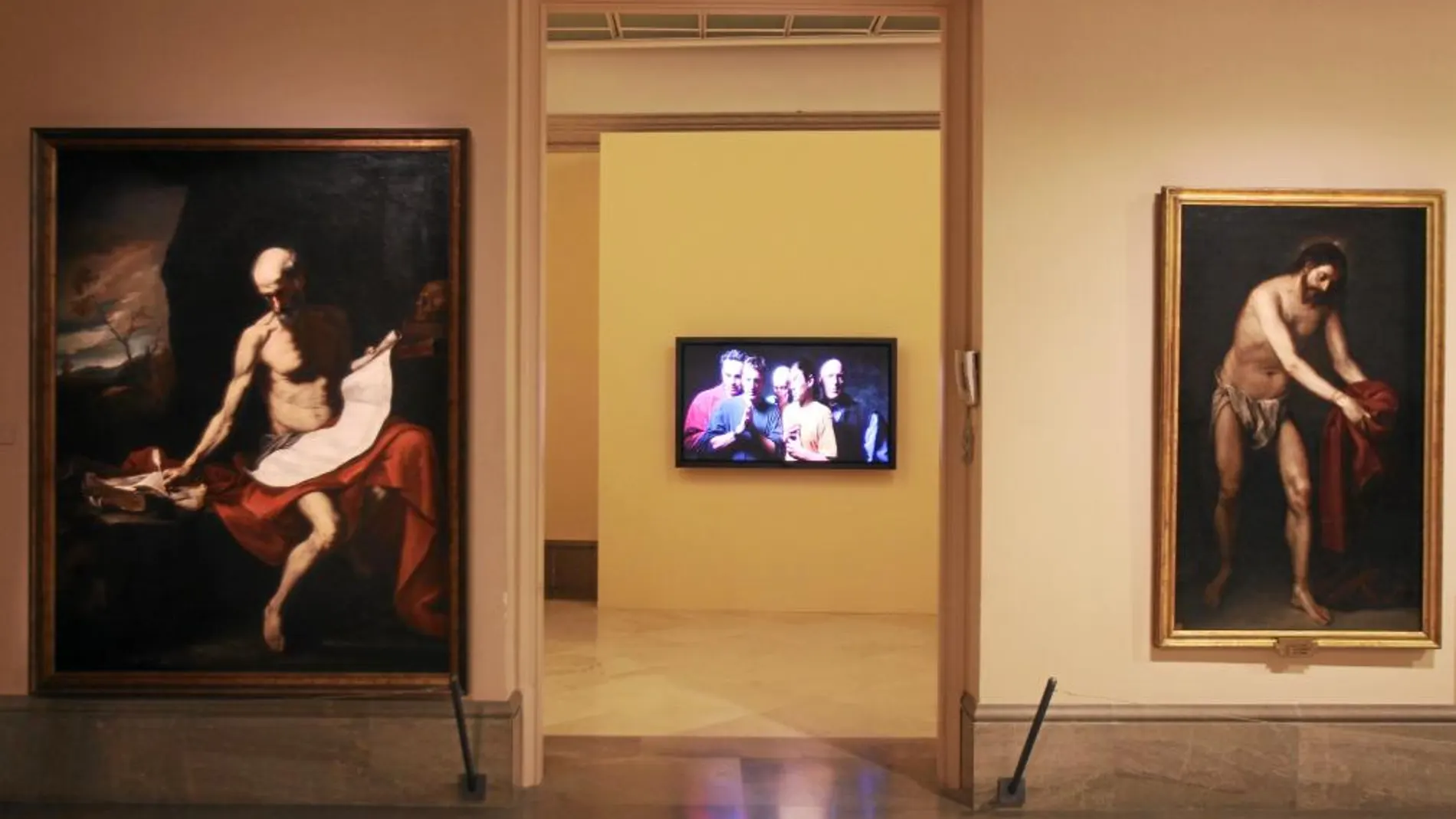 Goya, delante de su caballete, junto a «Rendición» (2001)