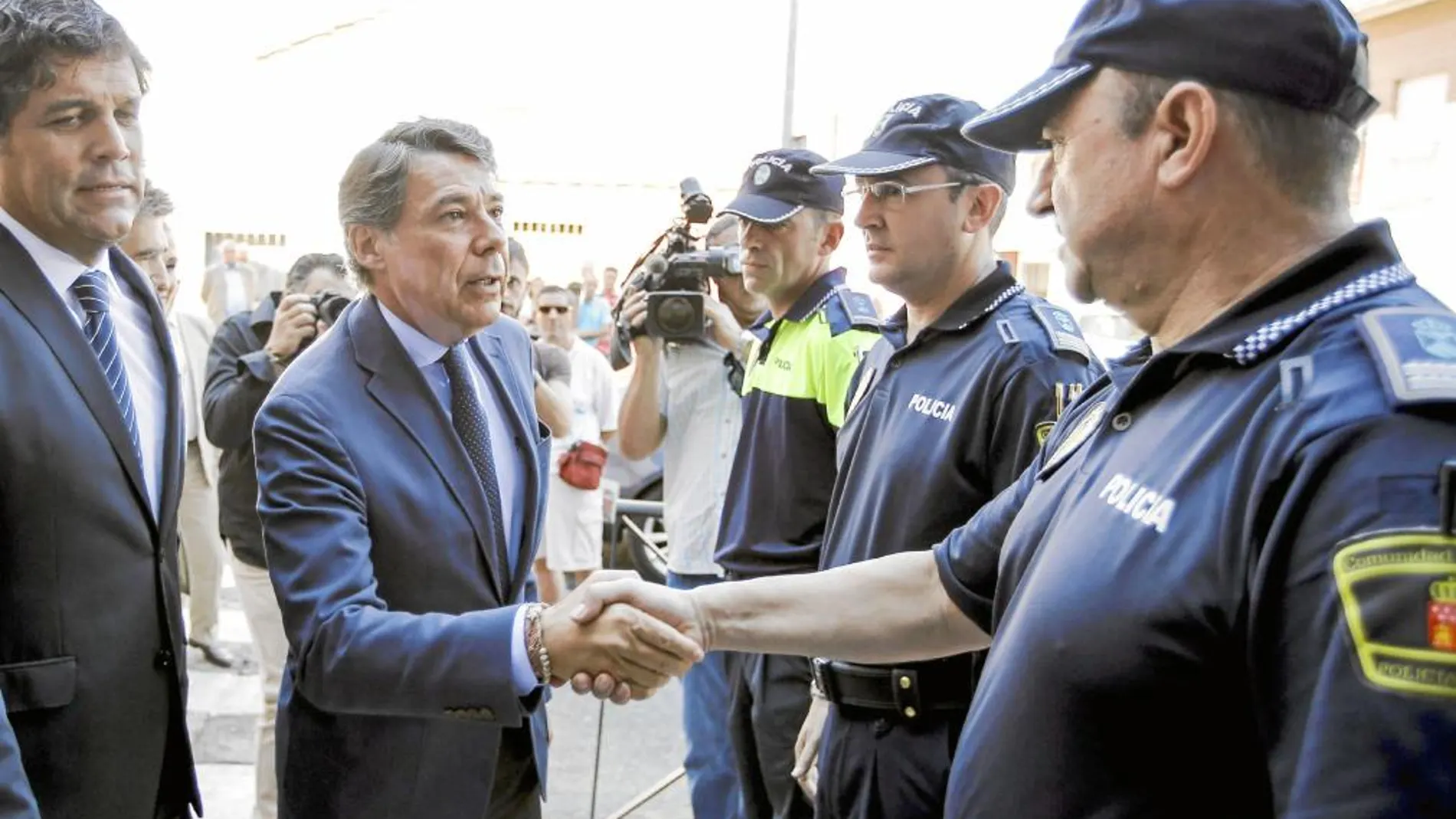 Ignacio González, durante la inauguración de la sede de la Policía Local de Villalba