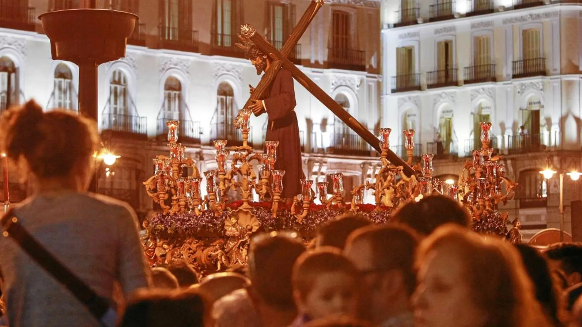 La Hermandad rindió homenaje a las víctimas del 11-M a su paso por Sol