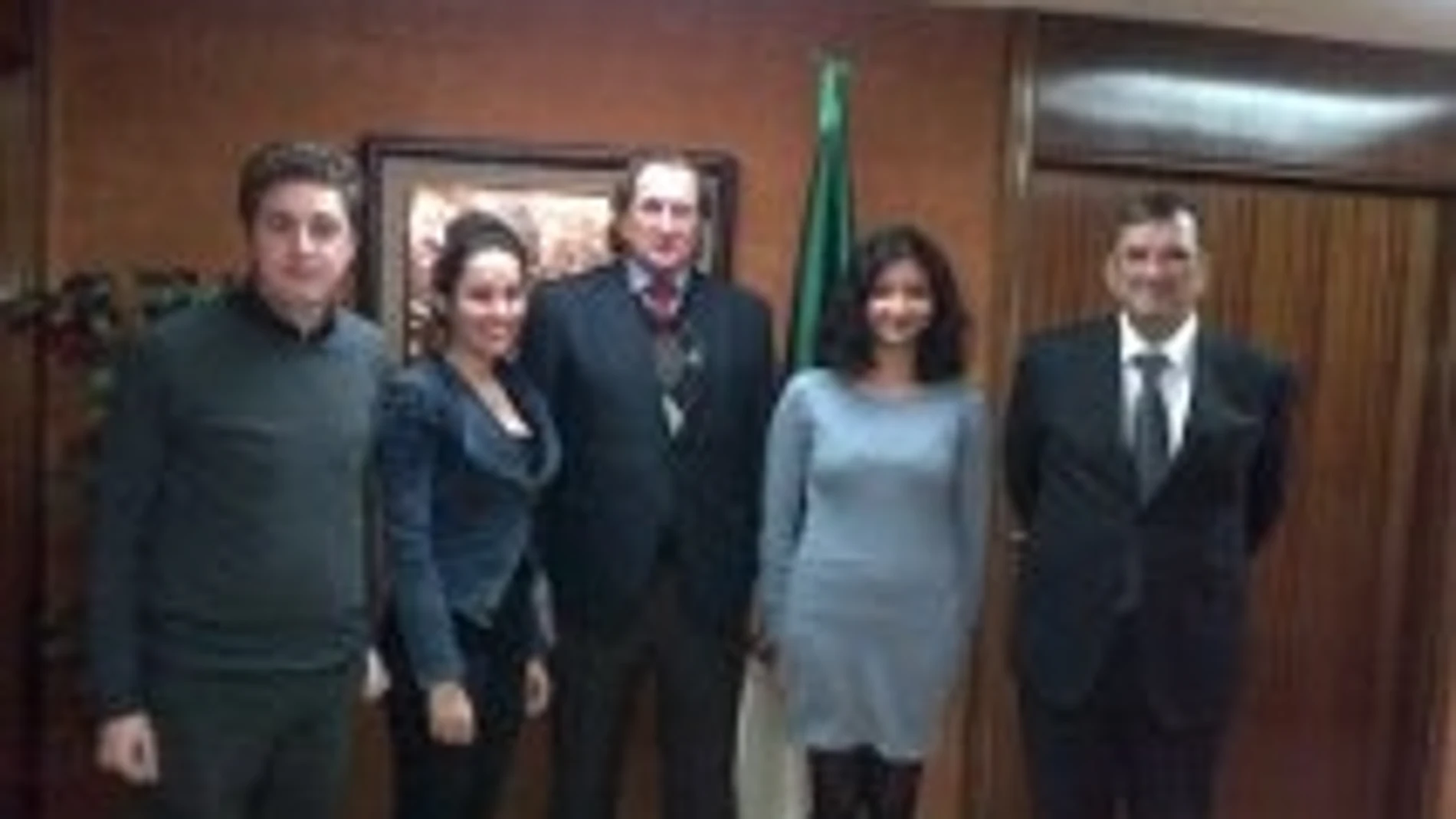 De izquierda a derecha, delante de la bandera de Argelia, Anass Gouyez Ben Allal, Taline Bodart, don Joaquin Antuña, Presidente de Paz y Cooperación ; Ines Talla y el embajador argelino Mohammed Haneche.