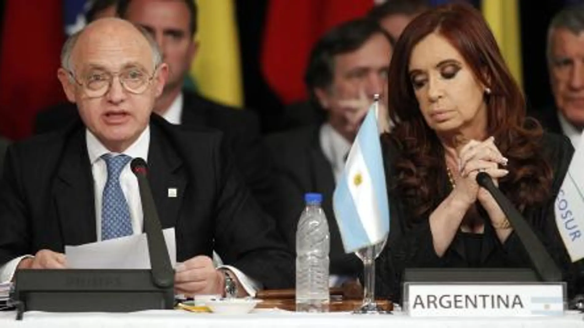 La presidenta de Argentina, Cristina Fernandez de Kirchner escucha al ministro de Exteriores Hector Timerman