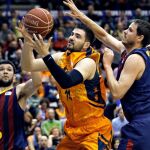 El ala pivot montenegrino del Valencia Basket Bojan Dubljevic intenta superar la defensa del alero esloveno del Barcelona Bostjan Nachbar