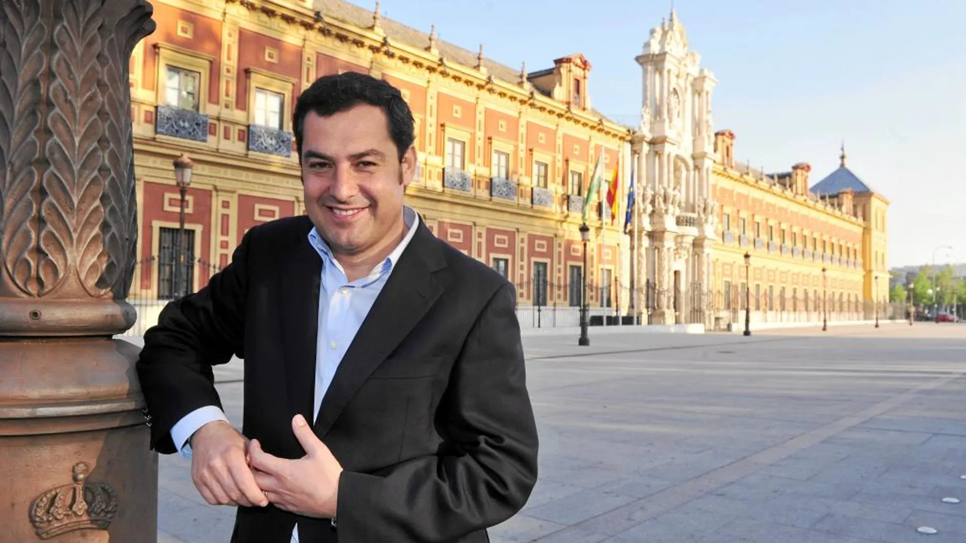 El candidato de los populares, ayer, junto al Palacio de San Telmo, sede de la Junta de Andalucía