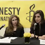 Maria Alyokhina (i) y Nadezhda Tolokonnikova (d) en una rueda de prensa en Nueva York