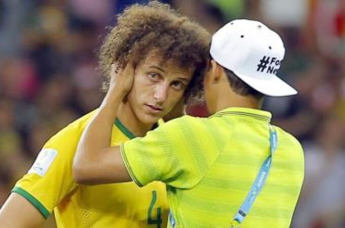 David Luiz y Thiago Silva se consuelan tras la derrota ante Alemania por 1-7.