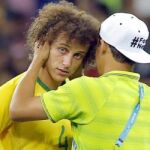 David Luiz y Thiago Silva se consuelan tras la derrota ante Alemania por 1-7.
