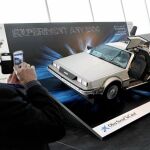 Un hombre hace una foto a la maqueta del Delorean de la película «Regreso al futuro», una de las piezas que se exponen en la exposición «Experimento año 2100», que inaugura el CosmoCaixa de Barcelona, en la que se recrea cómo será la vida en el año 2100,