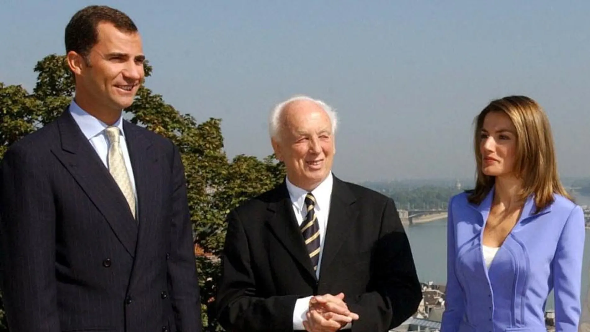 Posando junto al presidente de Hungría y su esposa en 2004