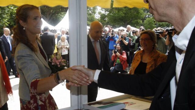 La Infanta Elena en la inauguración en el Parque del Retiro la 73 edición de la Feria del Libro de Madrid