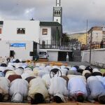 Una comunidad de musulmanes ceutíes reza en la mezquita Sidi Embarek