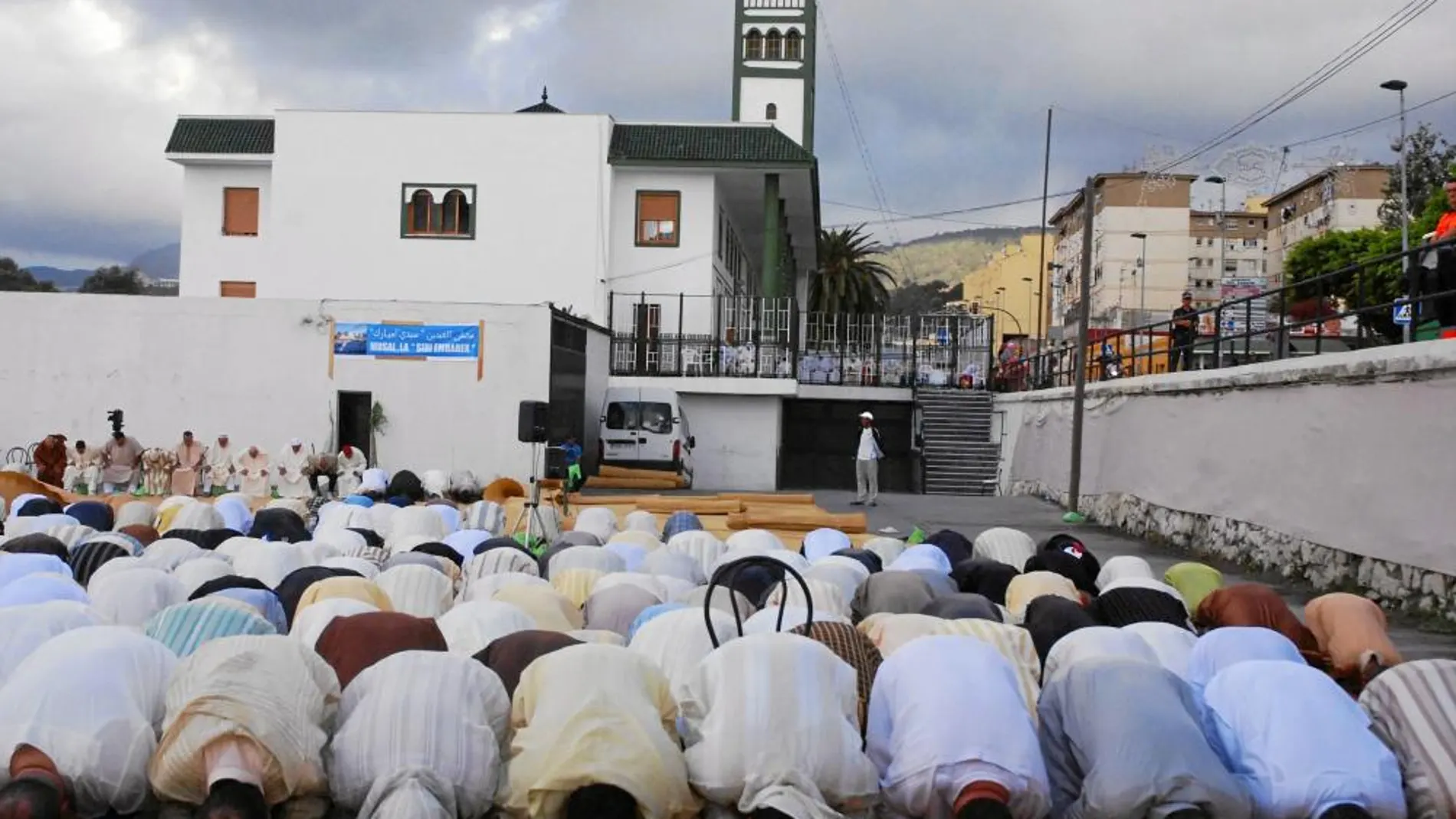 Una comunidad de musulmanes ceutíes reza en la mezquita Sidi Embarek