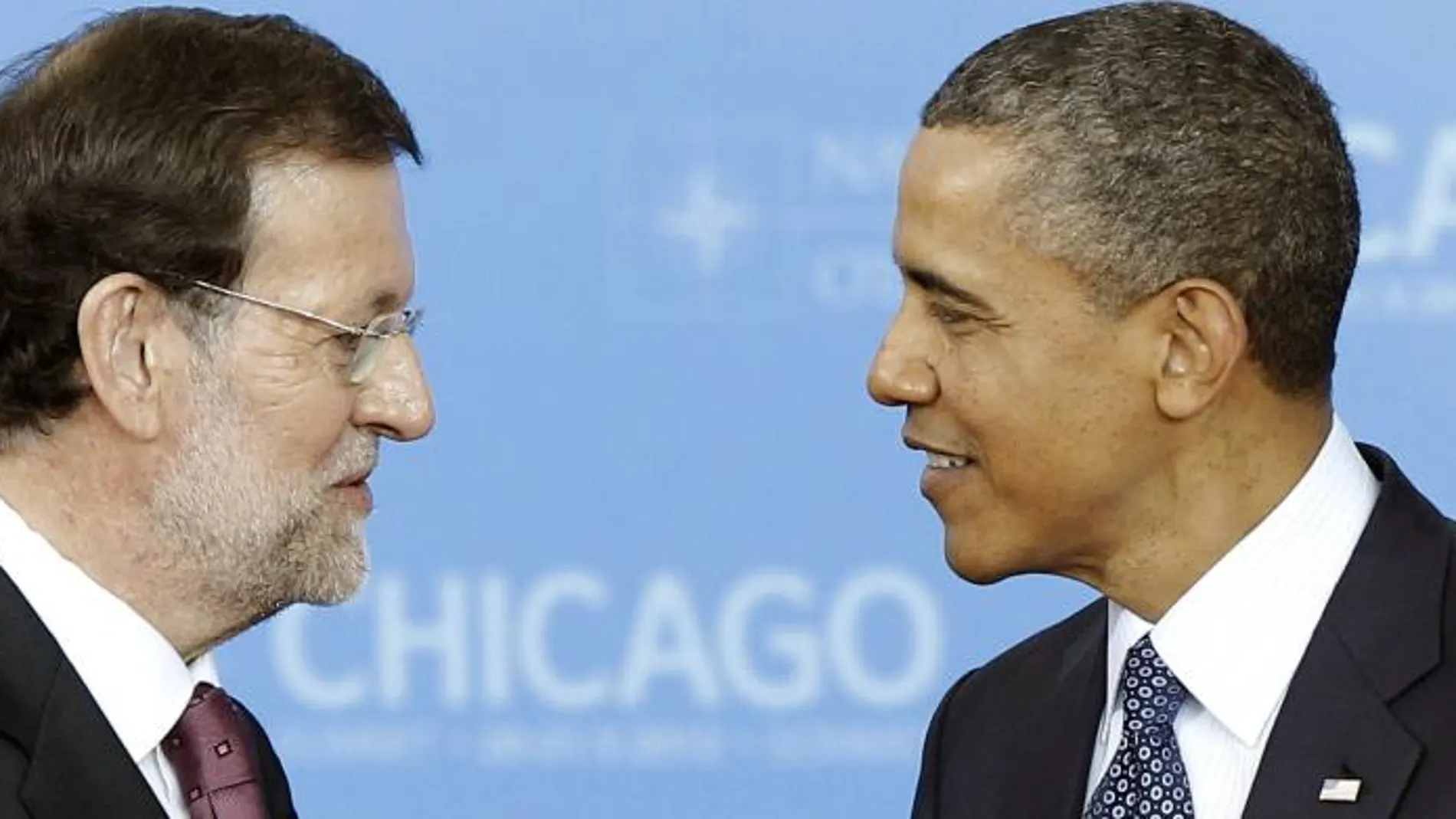 El jefe del Gobierno español, Mariano Rajoy, y el presidente de Estados Unidos, Barak Obama, se saludan en la cumbre de la OTAN de Chicago (EEUU) en 2012.