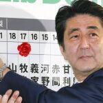 Shinzo Abe celebra su victoria.