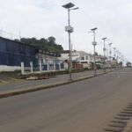 Calle vacía en Freetown ante la cuarentena decretada por el Gobierno de Sierra Leona.