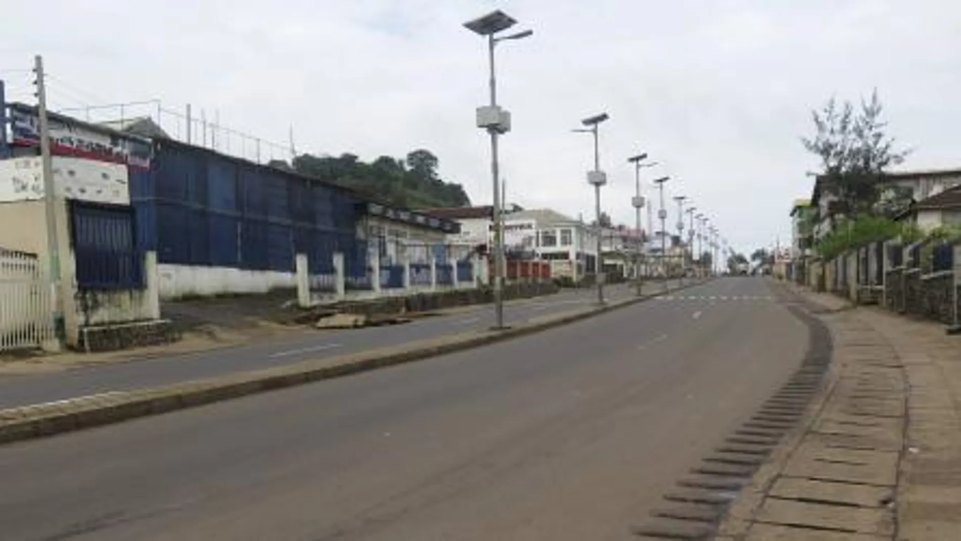 Calle vacía en Freetown ante la cuarentena decretada por el Gobierno de Sierra Leona.