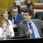 Diego Valderas junto a Susana Díaz, ayer en el Parlamento andaluz