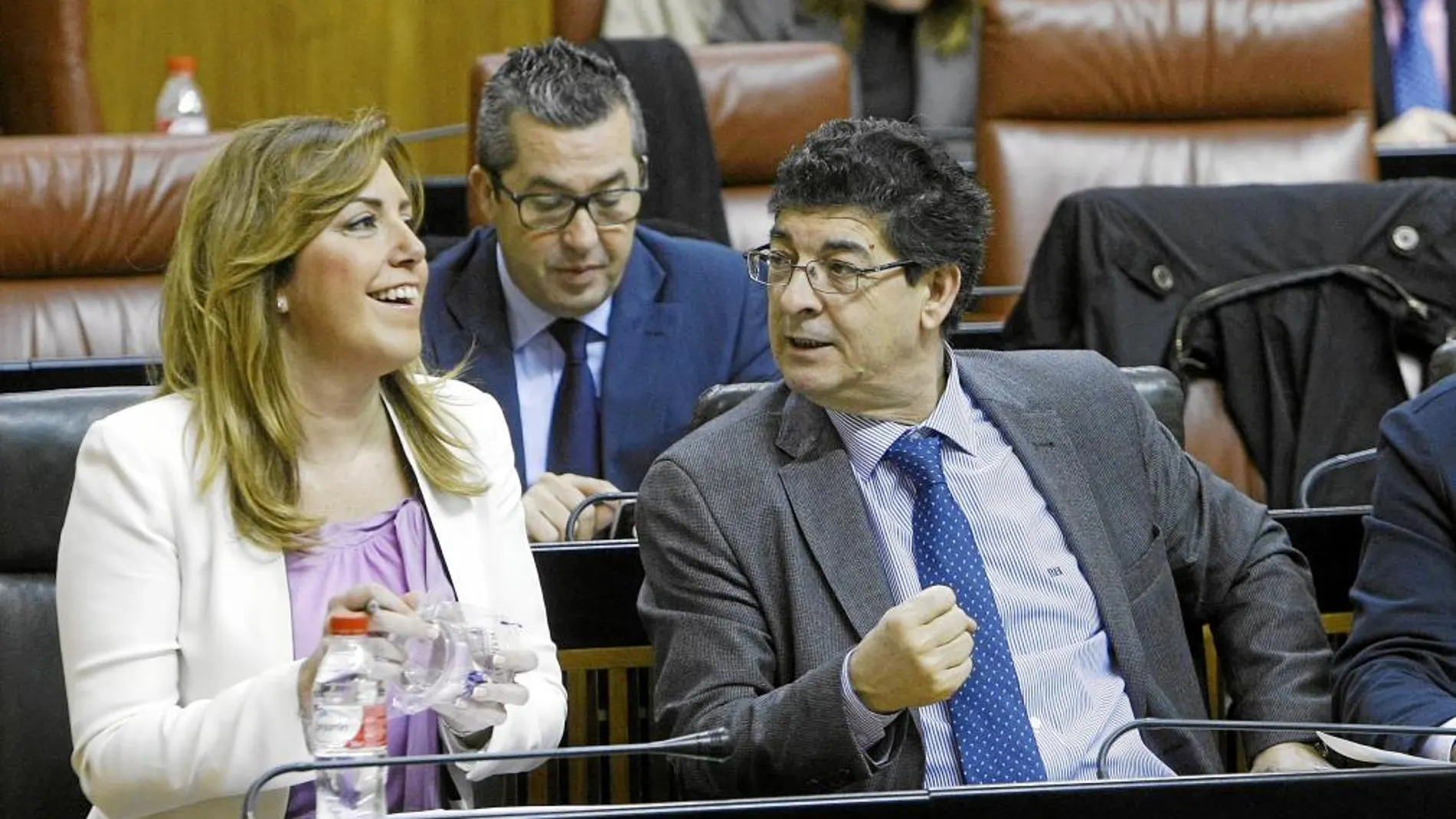 Diego Valderas junto a Susana Díaz, ayer en el Parlamento andaluz