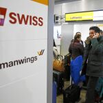 Pasajeros del vuelo Madrid-Dusseldorf esperan en el mostrador un nuevo billete tras la cancelación de su vuelo