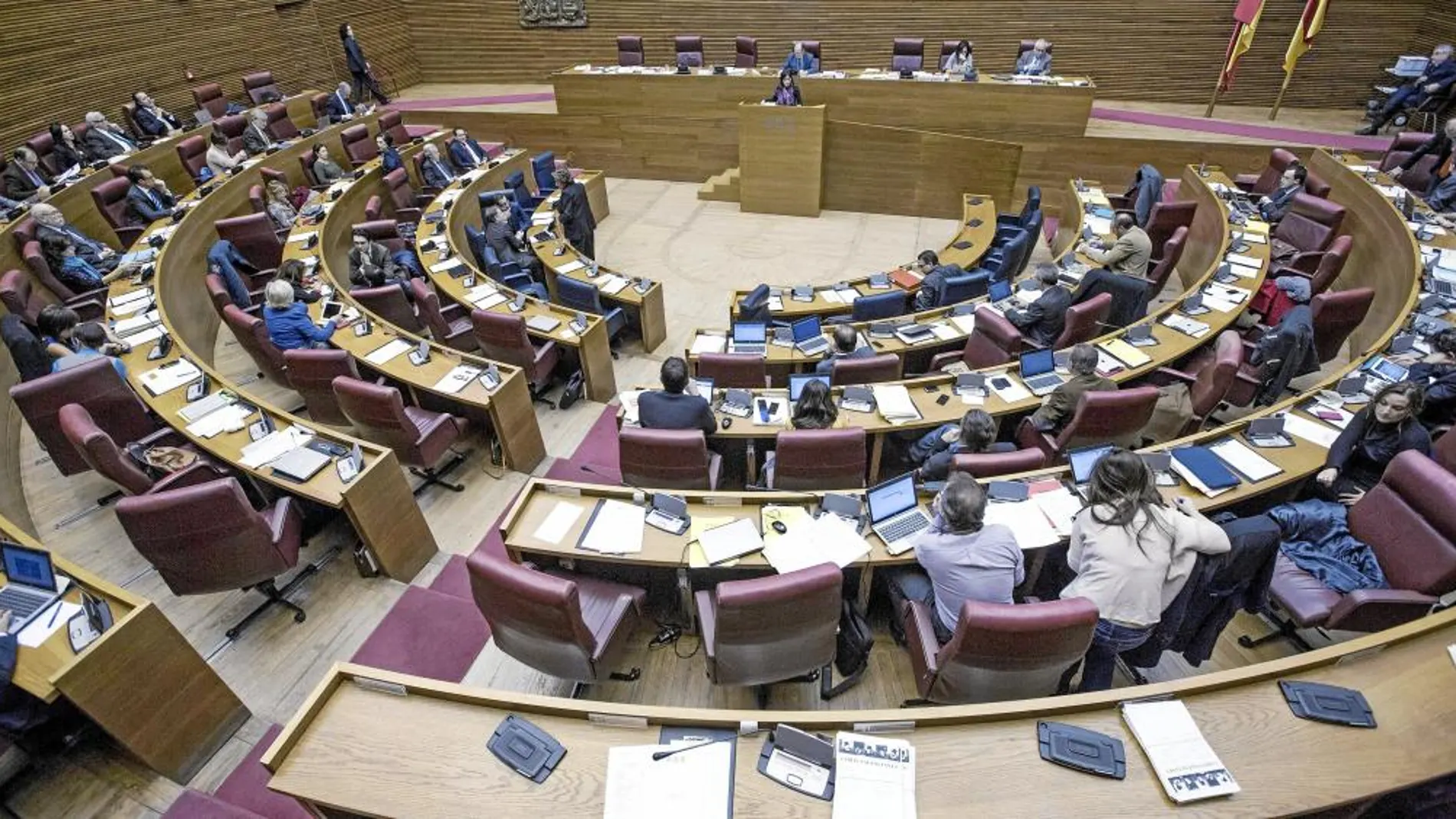Imagen de ayer del hemiciclo, con una presencia muy escasa de diputados durante el debate de las enmiendas