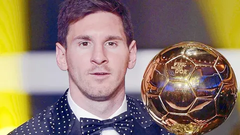 Messi, posa con el trofeo FIFA Balón de Oro, que le distingue como el mejor jugador del mundo por cuarta vez consecutiva