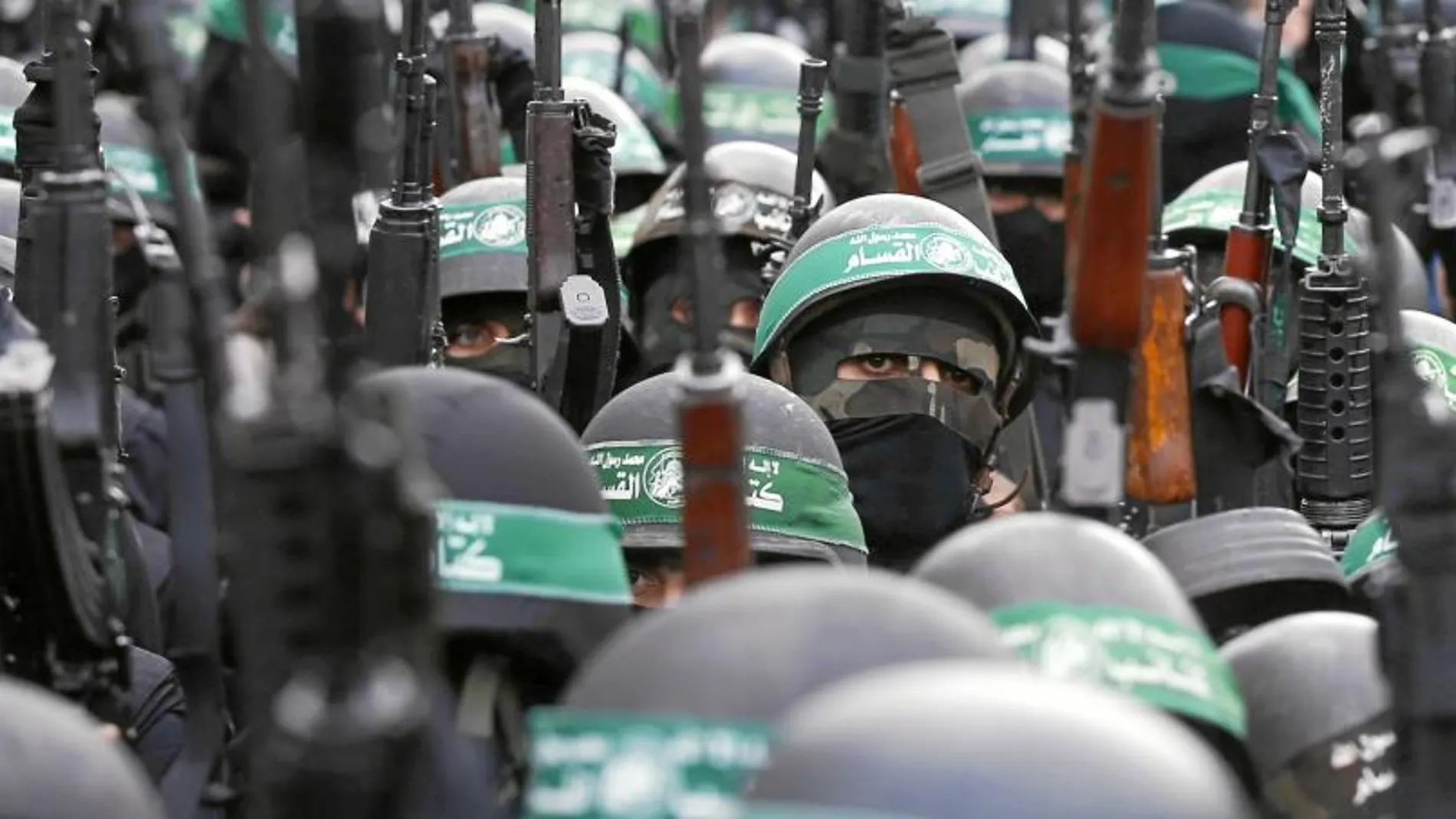 El brazo armado de Hamas, las Brigadas de Ezzedin Al Qasam, desfilan en Gaza pertrechados con su equipamiento militar