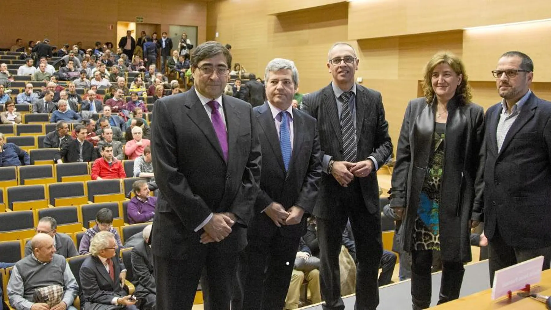 Julian Martín, Fernando Burgaz, Julián Ballestero, María Jesús Pascual y Fernando Antúnez, ayer en el foro