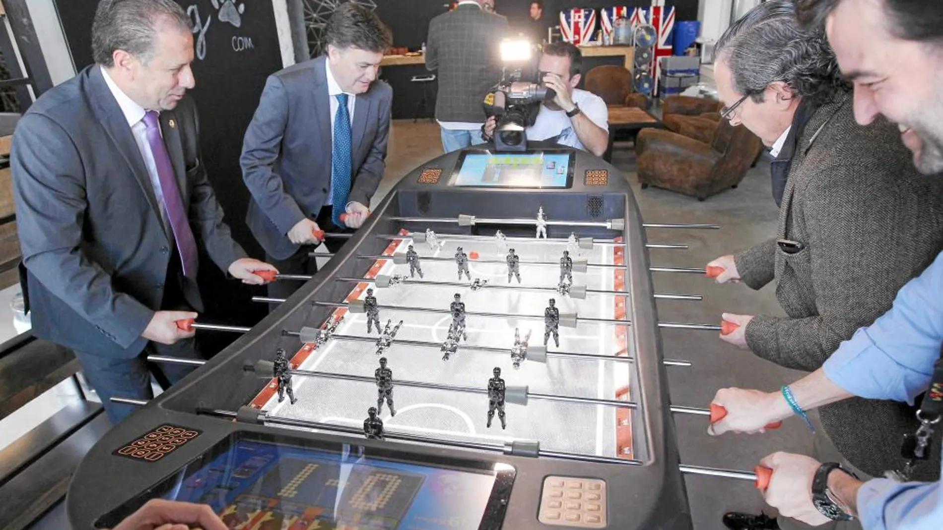 El presidente de la Diputación de Segovia, Francisco Vázquez, el consejero delegado de Wayra, Gonzalo Martín-Villa, y los diputados Rafael Casado y José Carlos Monsalve, juegan al futbolín durante la presentación del proyecto