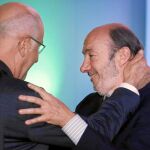 Alfredo Pérez Rubalcaba junto a Josep Antoni Duran Lleida, ayer durante su intervención en la Reunión anual del Círculo de Economía en Sitges