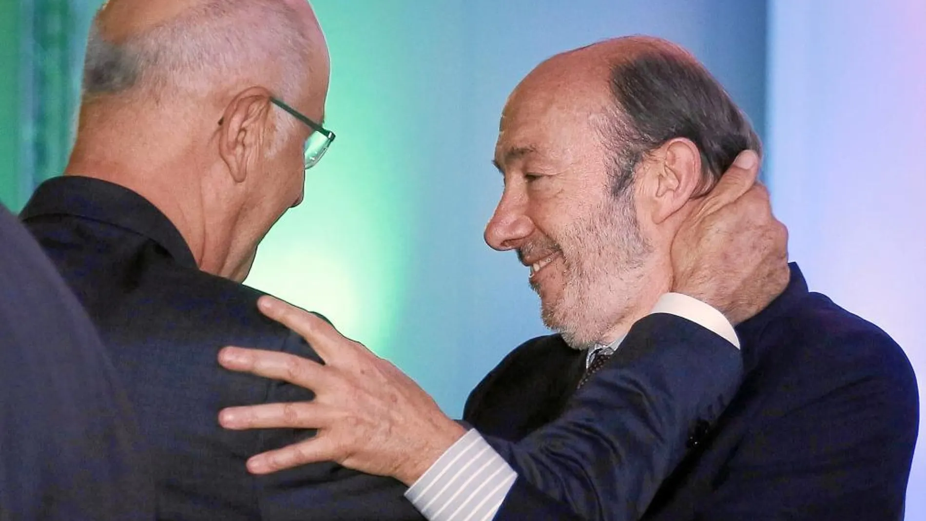 Alfredo Pérez Rubalcaba junto a Josep Antoni Duran Lleida, ayer durante su intervención en la Reunión anual del Círculo de Economía en Sitges