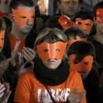 Varios cientos de jóvenes disfrazados con antifaces de color naranja se han manifestado hoy en Durango, en un acto en el que supuestamente iban a estar cuatro de los miembros de la organización juvenil ilegalizada Segi que permanecen huidos