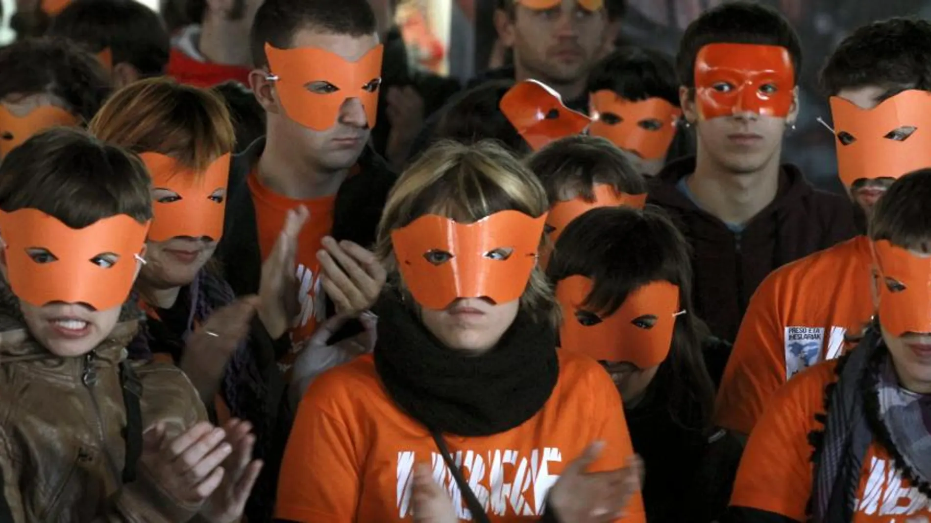 Varios cientos de jóvenes disfrazados con antifaces de color naranja se han manifestado hoy en Durango, en un acto en el que supuestamente iban a estar cuatro de los miembros de la organización juvenil ilegalizada Segi que permanecen huidos