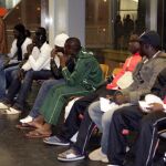 Los inmigrantes esperan a ser trasladados