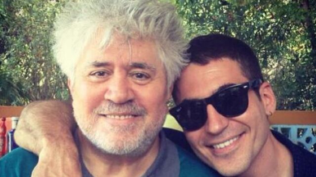 Almodóvar y Miguel Ángel Silvestre en una imagen durante una fiesta en la casa del director