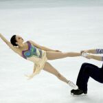 Los patinadores españoles Sara Hurtado y Adrián Díaz ejecutan su ejercicio del programa libre de la competición de patinaje artístico por parejas