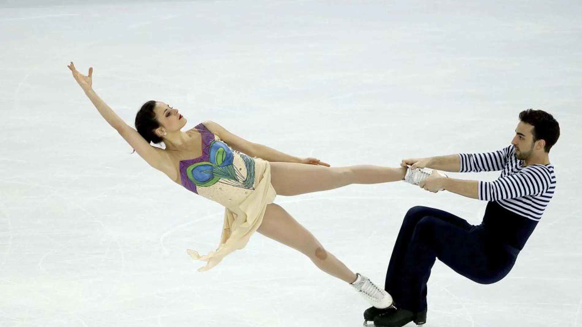 Los patinadores españoles Sara Hurtado y Adrián Díaz ejecutan su ejercicio del programa libre de la competición de patinaje artístico por parejas