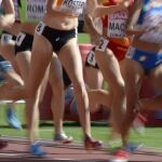 Atletas compiten en los 1500m femeninos.
