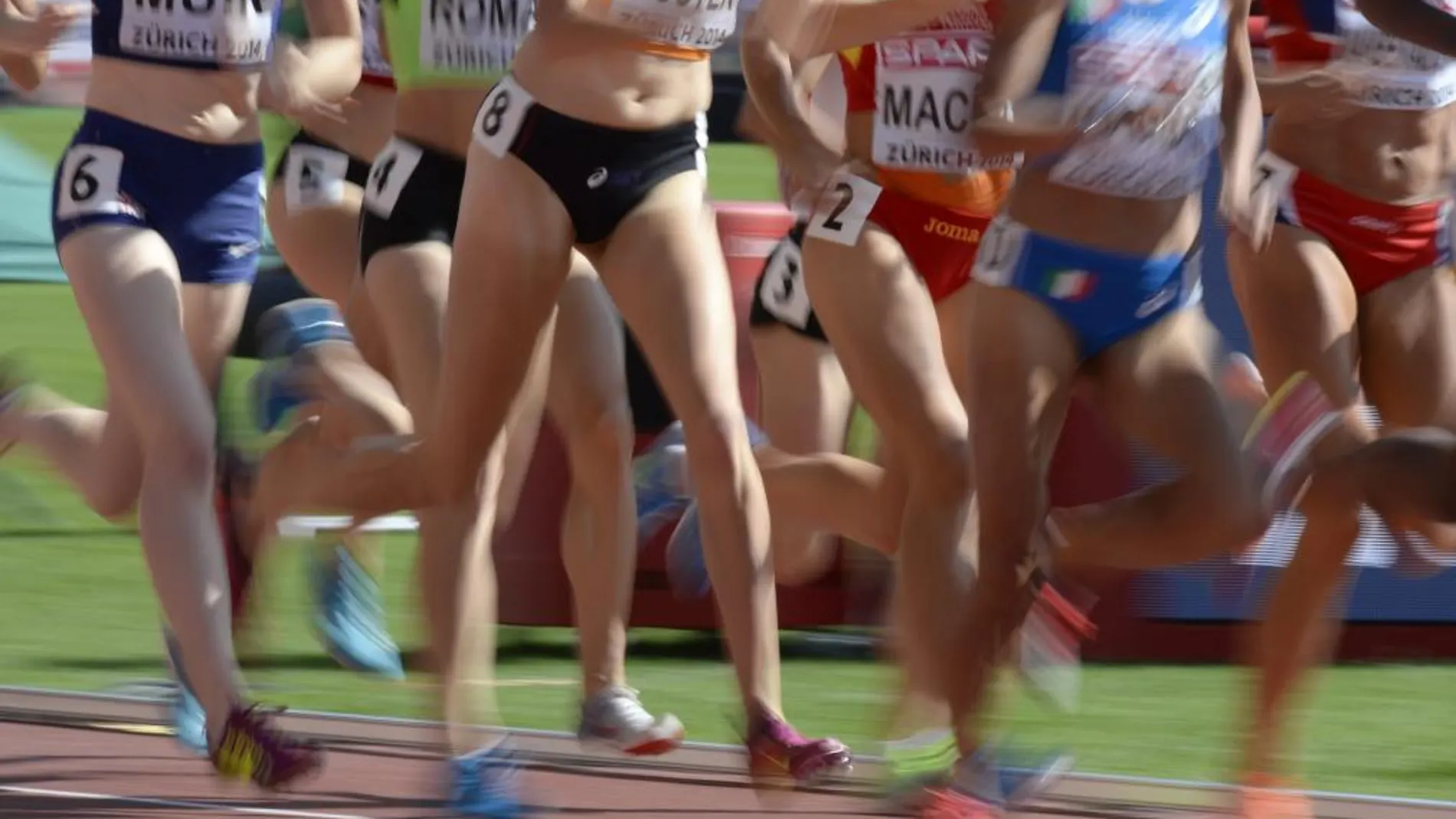 Atletas compiten en los 1500m femeninos.