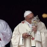 El Papa besa la reliquia de Juan Pablo II