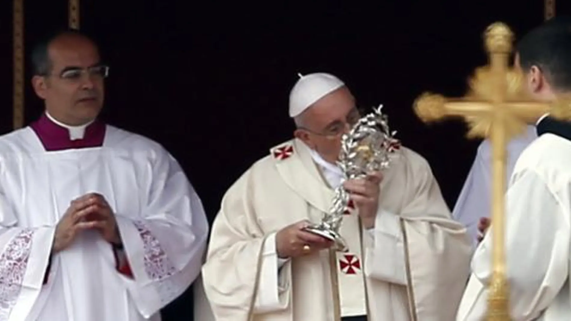 El Papa besa la reliquia de Juan Pablo II