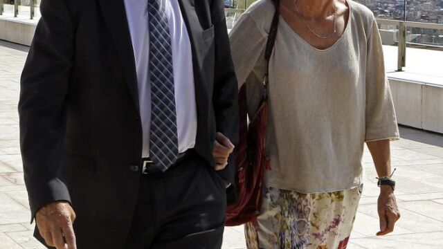 El alcalde de Barcelona, Xavier Trias, y su mujer, Puri Arraut, en el tanatorio de les Corts.