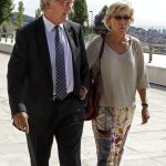 El alcalde de Barcelona, Xavier Trias, y su mujer, Puri Arraut, en el tanatorio de les Corts.